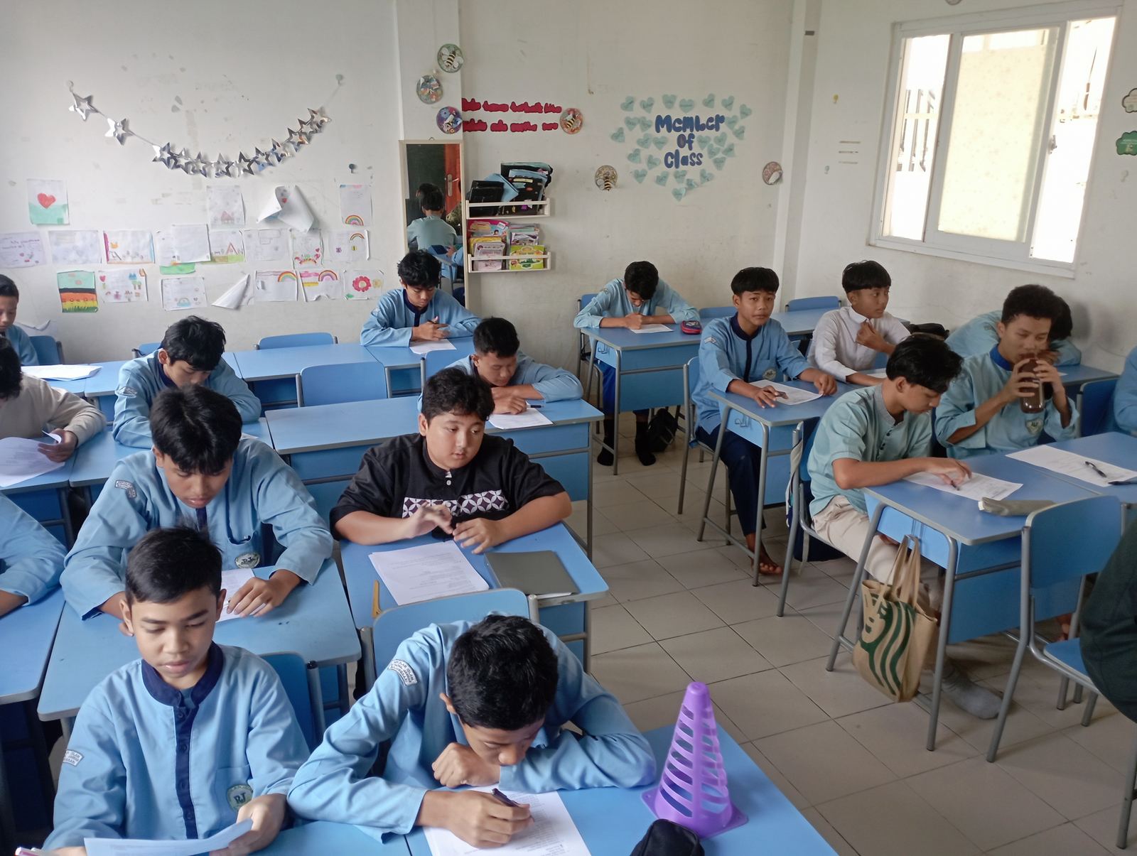 Siswa belajar di kelas sesuai jenjang pendidikan